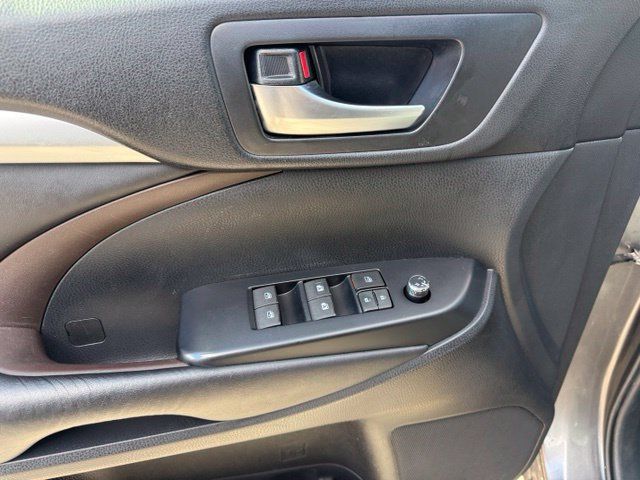 Used 2018 Toyota Highlander XLE AWD/4WD image 16