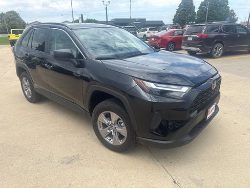 Used 2025 Toyota RAV4 LE AWD/4WD image 7