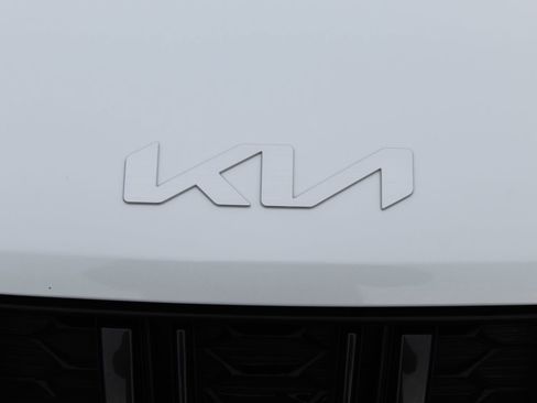 Used 2024 Kia Carnival EX image 11