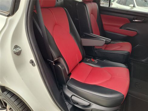 Used 2021 Toyota Highlander XSE FWD image 26