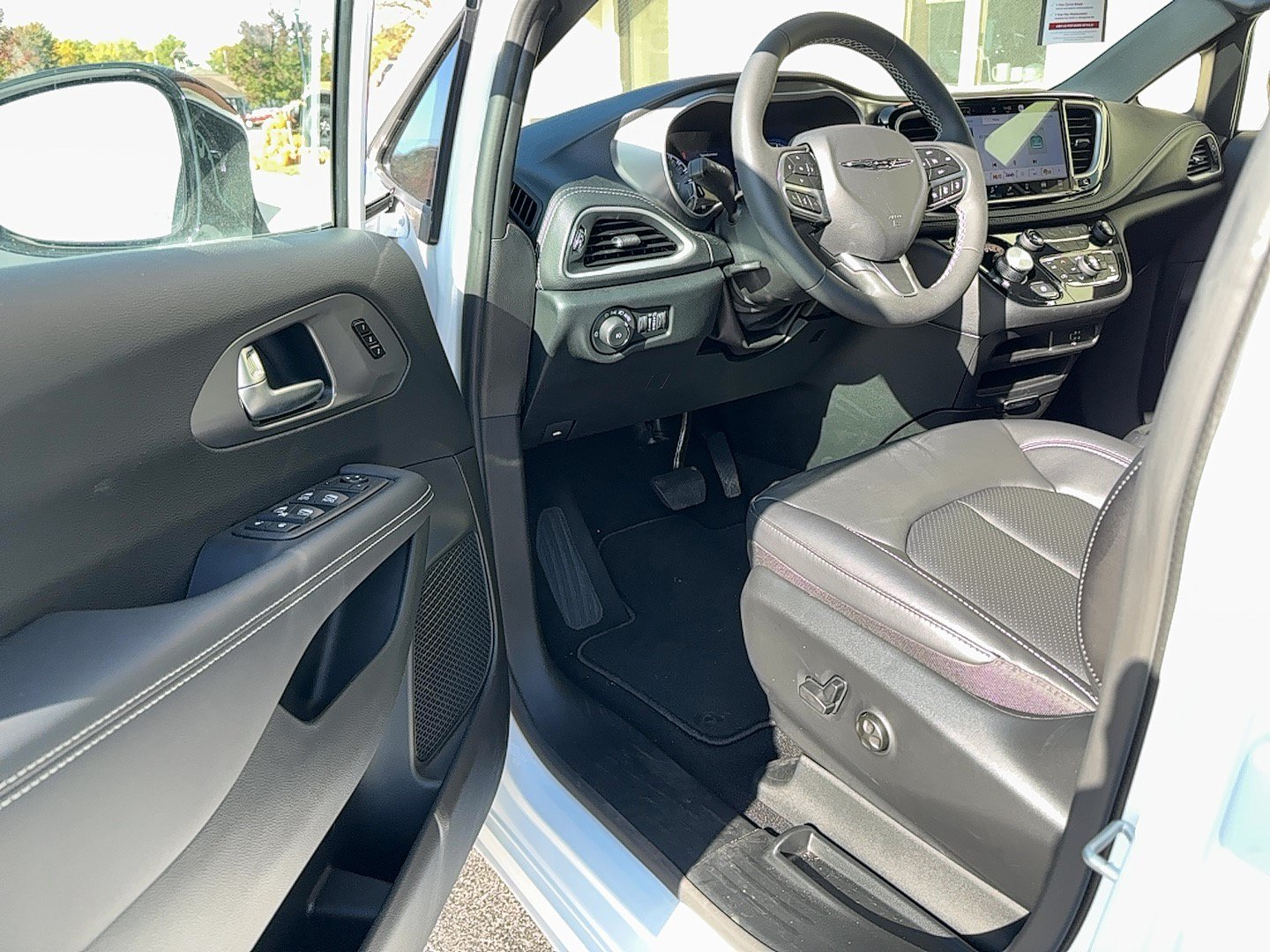 New 2026 Chrysler Pacifica Select AWD/4WD image 18