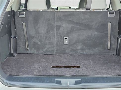 Used 2023 Toyota Highlander Bronze Edition image 6