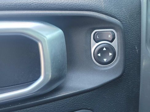 Used 2018 Jeep Wrangler Unlimited Sahara AWD/4WD image 34