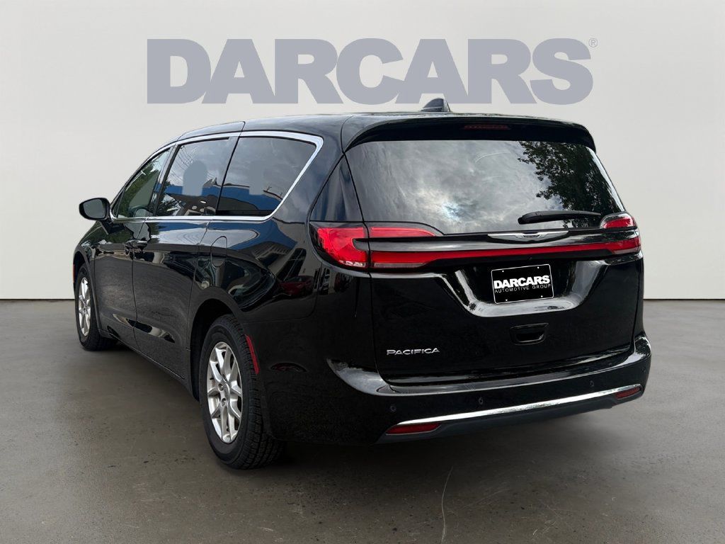 Used 2025 Chrysler Pacifica Select FWD image 5
