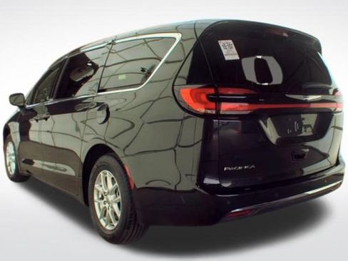 Used 2023 Chrysler Pacifica Touring-L FWD image 10