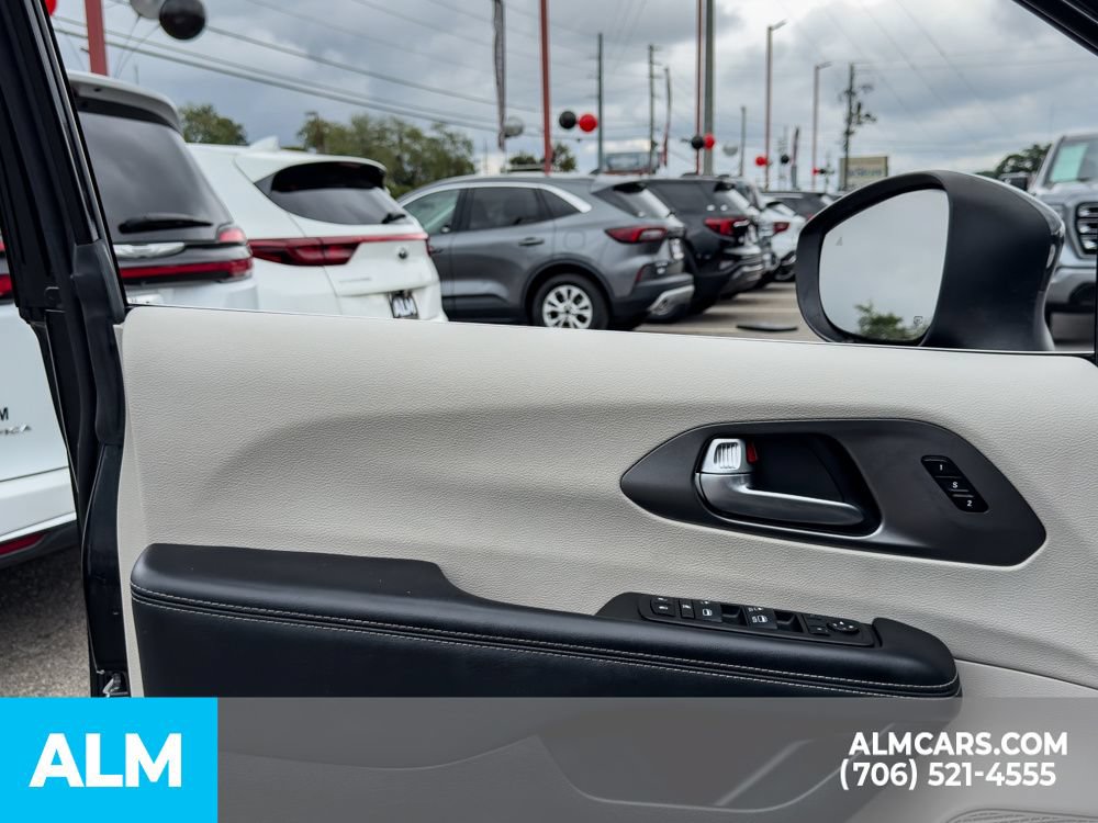 Used 2023 Chrysler Pacifica Touring-L FWD image 9
