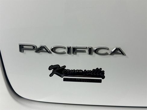 Used 2024 Chrysler Pacifica Touring-L image 29