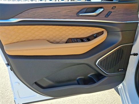 Used 2024 Jeep Grand Cherokee Summit image 12