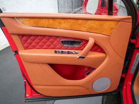 Used 2017 Bentley Bentayga image 30