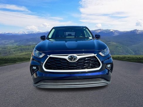 Used 2022 Toyota Highlander LE image 8