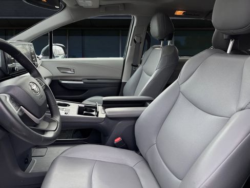 Used 2023 Toyota Sienna XLE w/ XLE Plus Package image 2