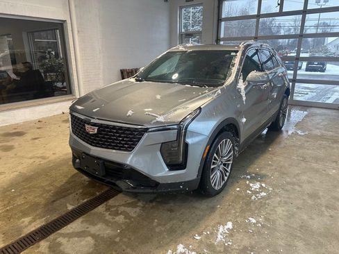 Used 2025 Cadillac XT4 Premium Luxury image 3
