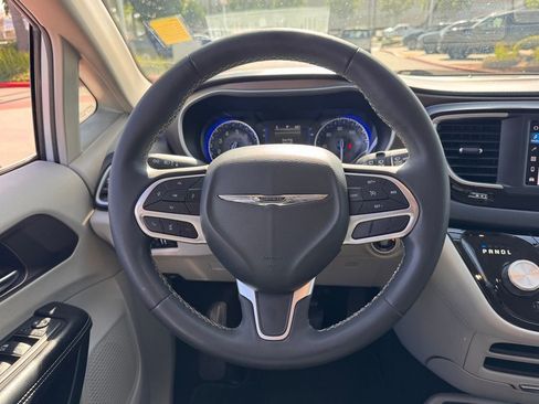 Used 2022 Chrysler Voyager LX image 15