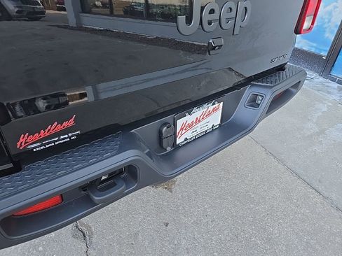 New 2026 Jeep Gladiator Sahara image 21