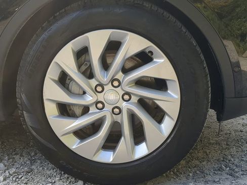 Used 2024 Land Rover Discovery S image 10