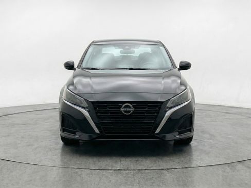 Used 2025 Nissan Altima 2.5 SV FWD image 2