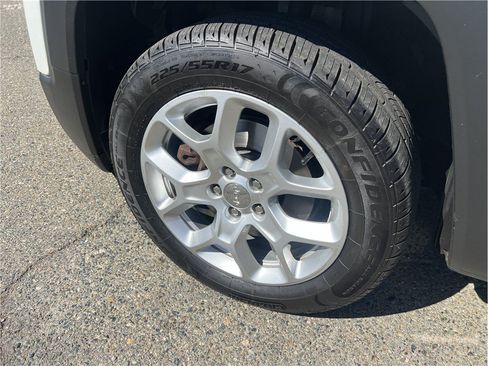 Used 2017 Jeep Renegade Latitude FWD image 9