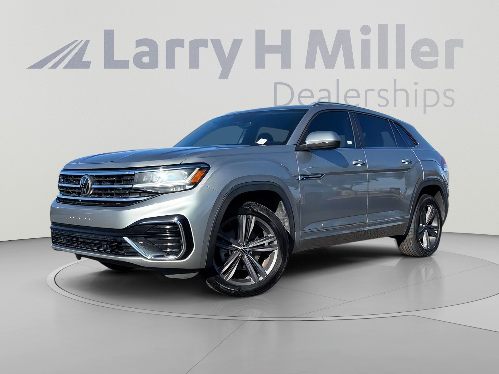 Used 2021 Volkswagen Atlas Cross Sport SE w/ Panoramic Sunroof Package AWD/4WD image 2