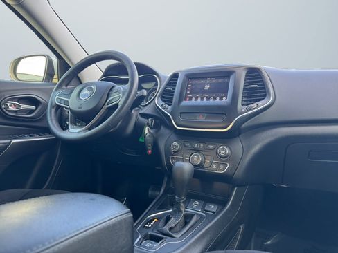 Used 2019 Jeep Cherokee Latitude w/ Popular Appearance Group image 14