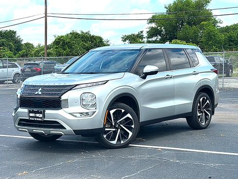 Used 2023 Mitsubishi Outlander SE AWD/4WD image 2