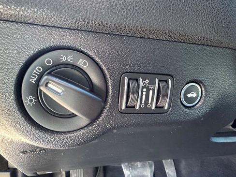 Used 2018 Dodge Charger SXT RWD image 13