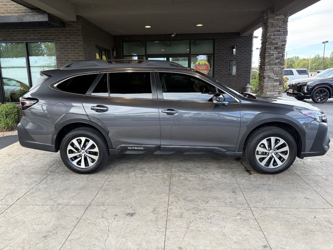 Used 2023 Subaru Outback Premium AWD/4WD image 5