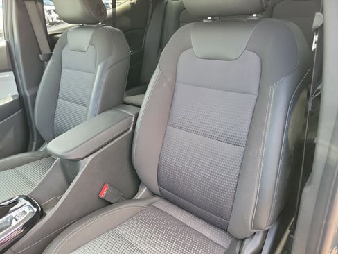 Used 2025 Chevrolet Trax LT FWD image 4