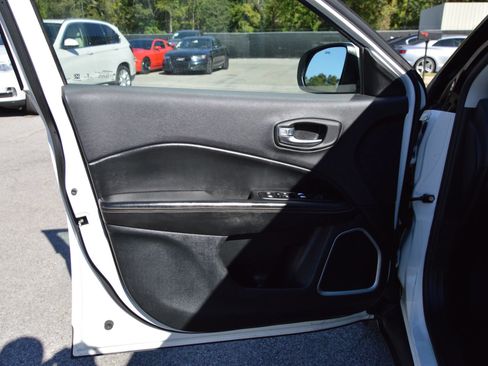 Used 2018 Jeep Compass Latitude FWD image 14