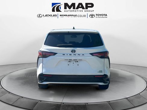 Used 2021 Toyota Sienna XSE FWD image 3
