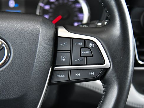 Used 2022 Toyota Highlander LE AWD/4WD image 29