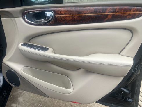 Used 2004 Jaguar XJ8 image 30