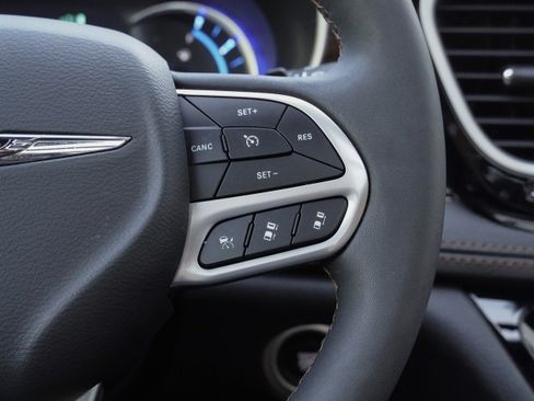 Used 2023 Chrysler Pacifica Pinnacle FWD image 23