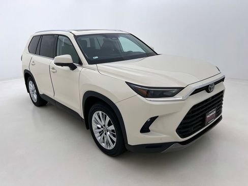 Used 2024 Toyota Grand Highlander Platinum image 2