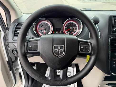 Used 2019 Dodge Grand Caravan SE FWD image 20