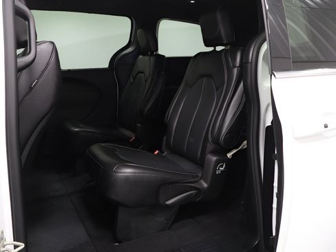 Certified 2025 Chrysler Pacifica Select FWD image 13