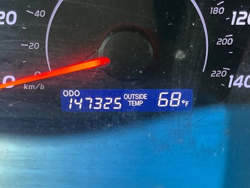 Used 2011 Toyota Camry LE image 2