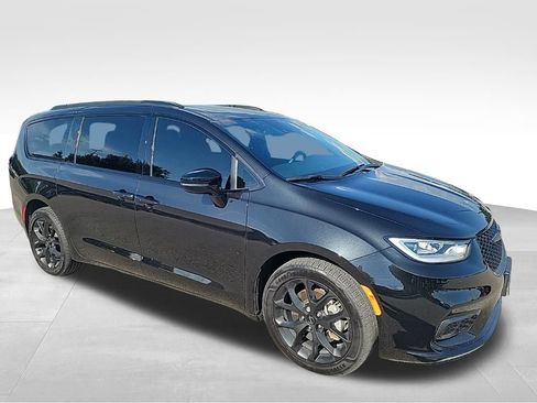 Used 2023 Chrysler Pacifica Limited w/ S Appearance Package AWD/4WD image 3