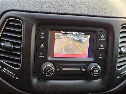 Used 2018 Jeep Compass Latitude FWD image 12