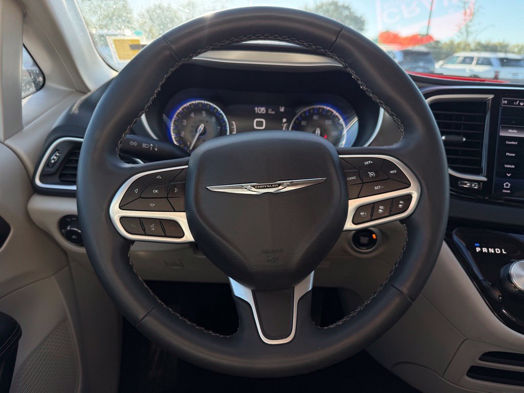 Used 2023 Chrysler Pacifica Touring-L FWD image 14