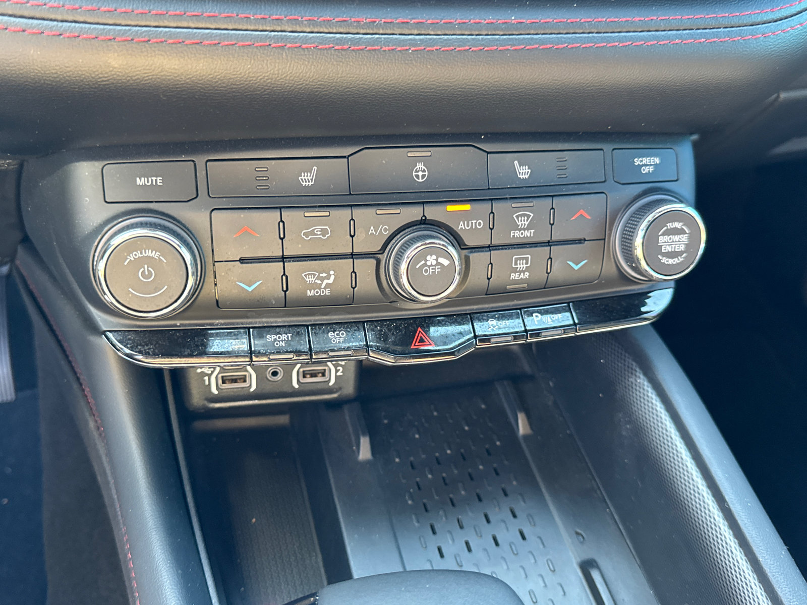 Certified 2025 Dodge Durango R/T w/ Blacktop Package AWD/4WD image 31