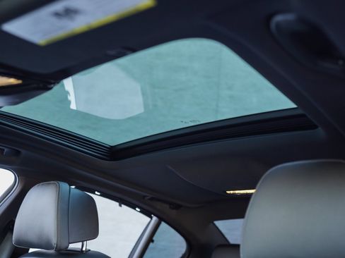 Used 2023 BMW M550i xDrive w/ Dynamic Handling Package image 34