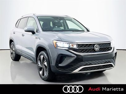 Used 2024 Volkswagen Taos SE w/ Panoramic Sunroof Package