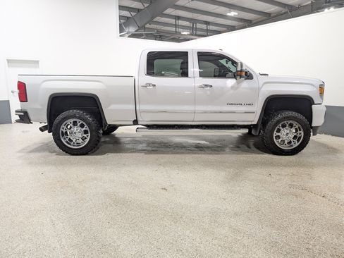 Used 2018 GMC Sierra 2500 Denali image 2