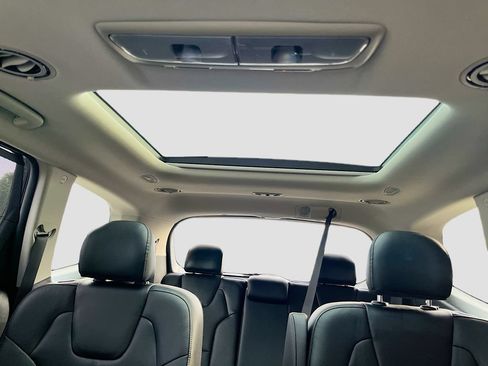 Used 2022 Kia Telluride SX w/ Towing Package FWD image 36