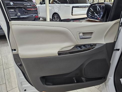Used 2016 Toyota Sienna XLE w/ XLE Navigation Package FWD image 38