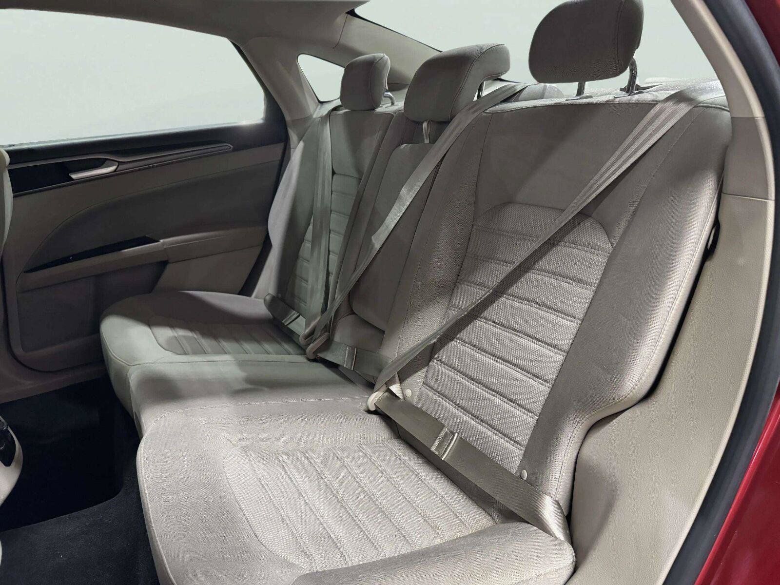 Used 2020 Ford Fusion SE FWD image 39