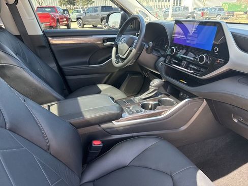 Certified 2025 Toyota Highlander Platinum AWD/4WD image 24