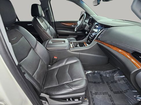 Used 2019 Cadillac Escalade ESV Premium Luxury image 26