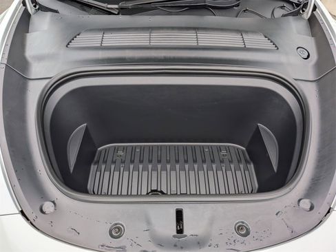 Used 2022 Tesla Model Y Long Range image 40