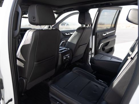 Used 2021 GMC Yukon XL Denali w/ Denali Premium Package image 11